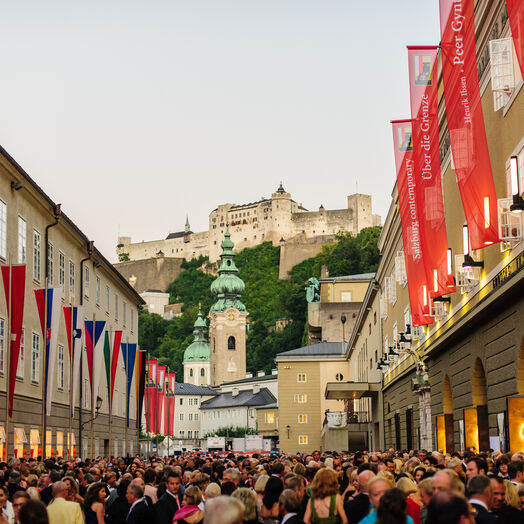 Vor dem Festspielhaus