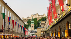 Vor dem Festspielhaus
