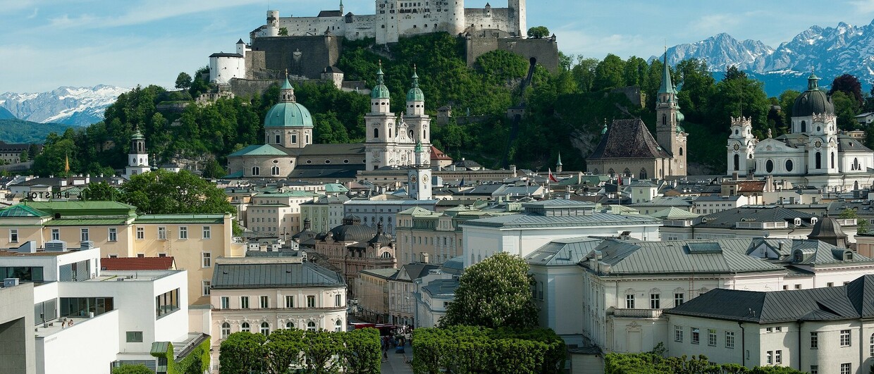 Stadt Salzburg - Mirabellgarten mit Blick auf die Festung Hohensalzburg