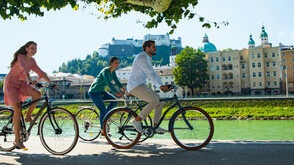 Radfahrer an der Salzach in Salzburg Stadt