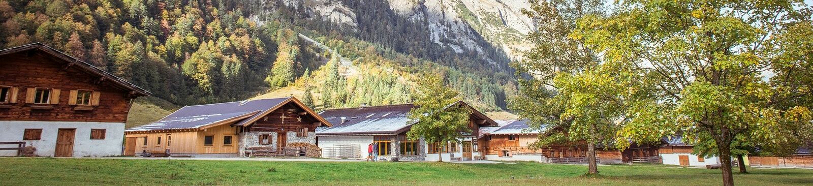 Im Naturpark Karwendel, auf 1.250 Meter Seehöhe, steht die Eng Alm im Almdorf am „Großen Ahornboden“.