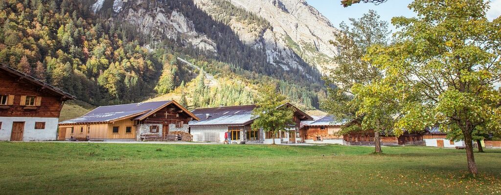 Im Naturpark Karwendel, auf 1.250 Meter Seehöhe, steht die Eng Alm im Almdorf am „Großen Ahornboden“.