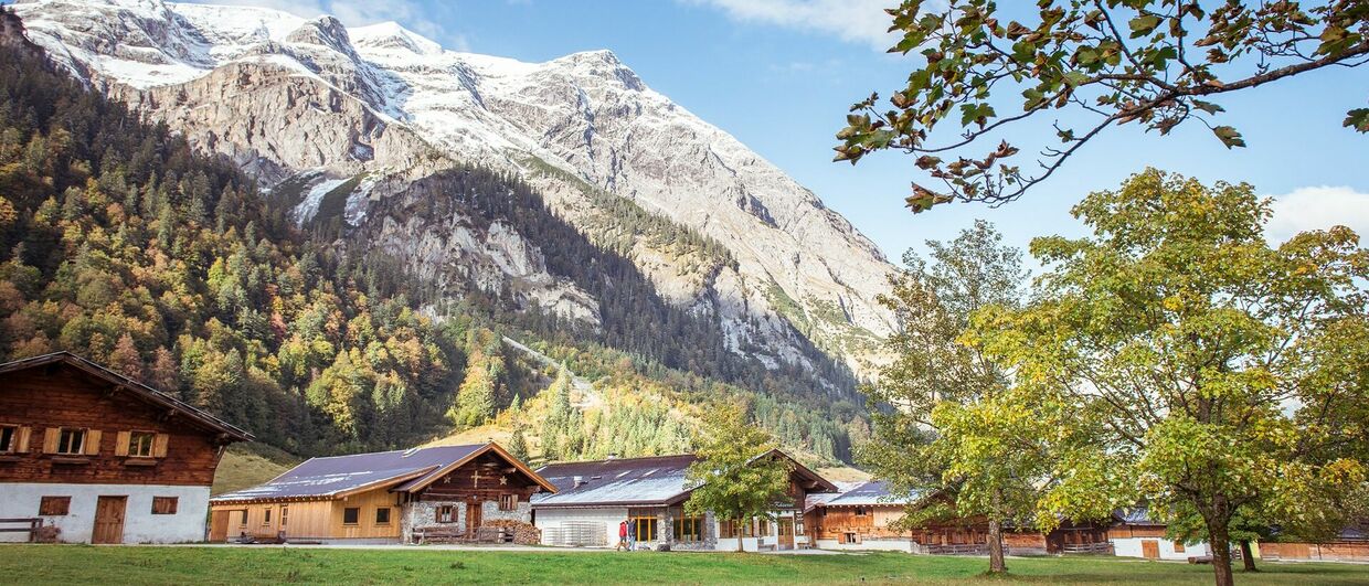 Im Naturpark Karwendel, auf 1.250 Meter Seehöhe, steht die Eng Alm im Almdorf am „Großen Ahornboden“.