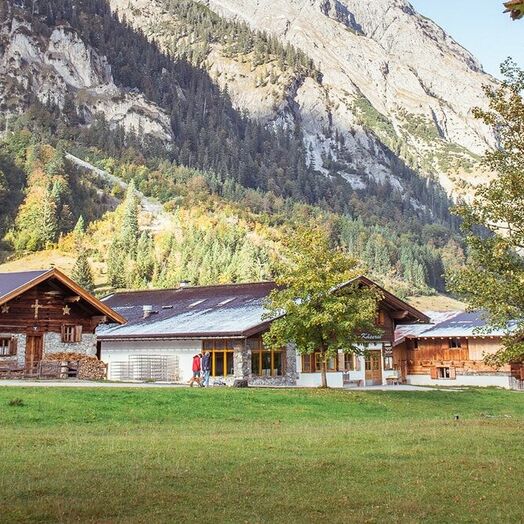Im Naturpark Karwendel, auf 1.250 Meter Seehöhe, steht die Eng Alm im Almdorf am „Großen Ahornboden“.