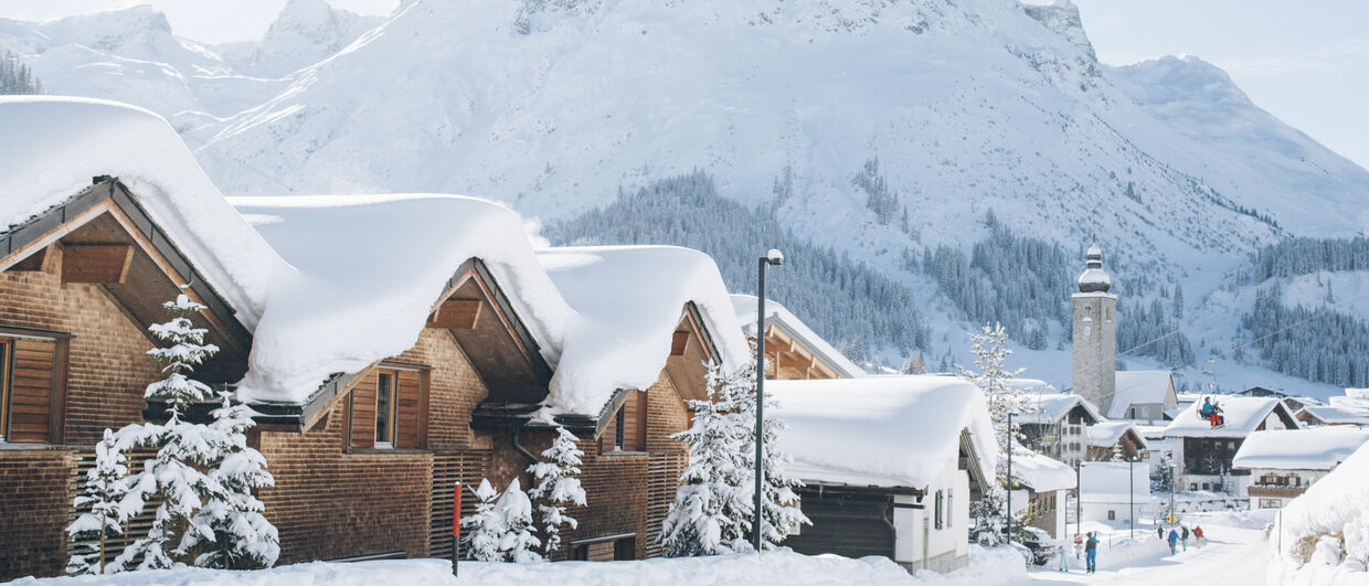 Verschneites Dorf Lech Zürs am Arlberg