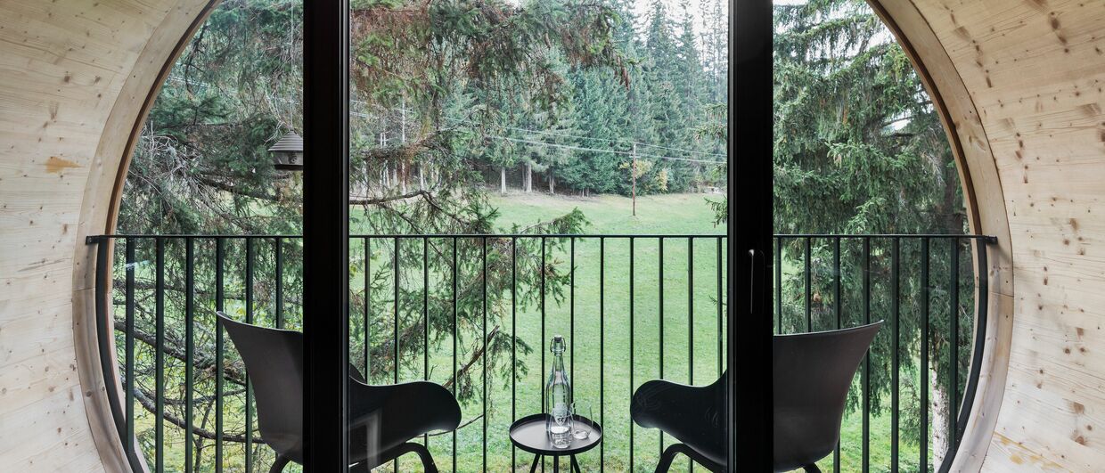 In Baumhäusern mit origineller Architektur übernachten Gäste nahe des Wirtshauses Steirereck am Pogusch.