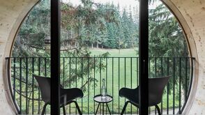 In Baumhäusern mit origineller Architektur übernachten Gäste nahe des Wirtshauses Steirereck am Pogusch.