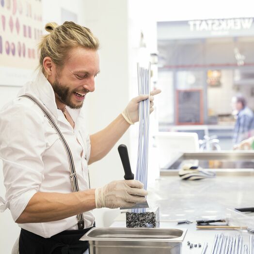 Christian Mayer in der Bonbon-Manufaktur "Zuckerlwerkstatt"