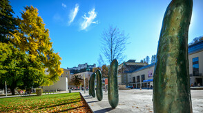 Gurken von Erwin Wurm am „Walk of Art“ in Salzburg