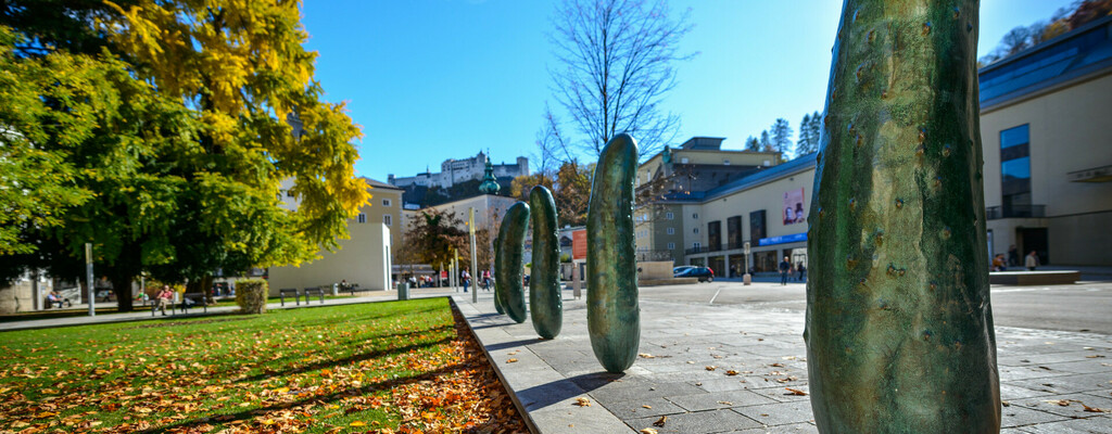 Gurken von Erwin Wurm am „Walk of Art“ in Salzburg