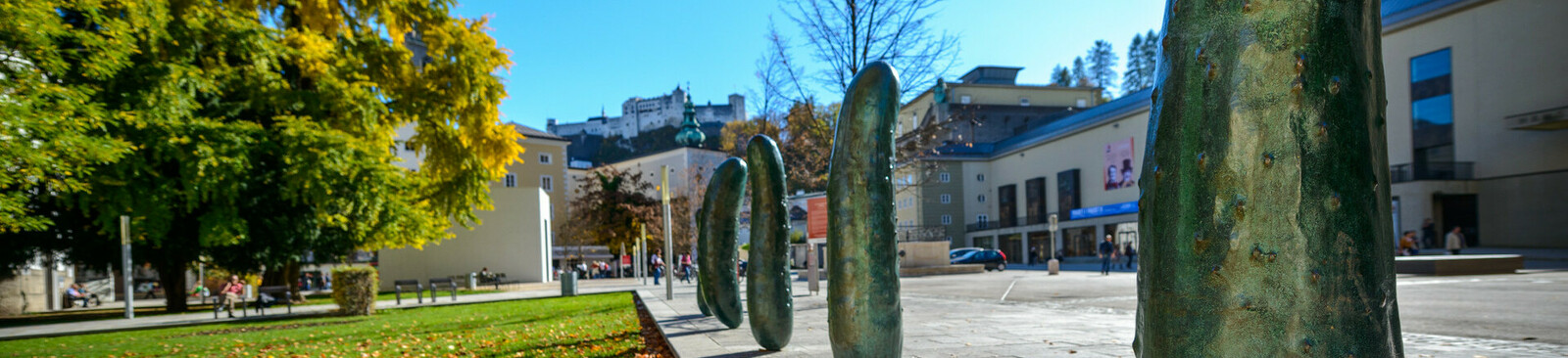 Gurken von Erwin Wurm am „Walk of Art“ in Salzburg