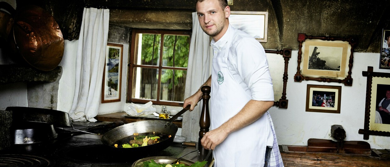 Tobias Bacher in seiner Rauchkuchl im Schwaigerlehen im SalzburgerLand