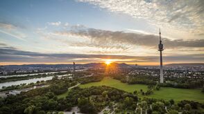 Pohled na Donaupark se západem slunce nad Kahlenbergem