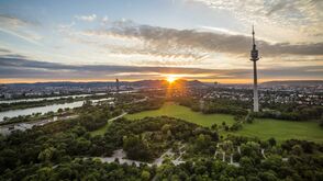 Pohled na Donaupark se západem slunce nad Kahlenbergem
