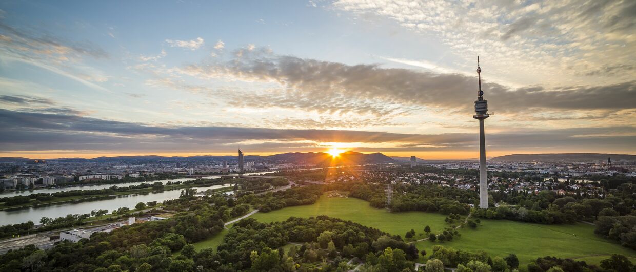 Pohled na Donaupark se západem slunce nad Kahlenbergem