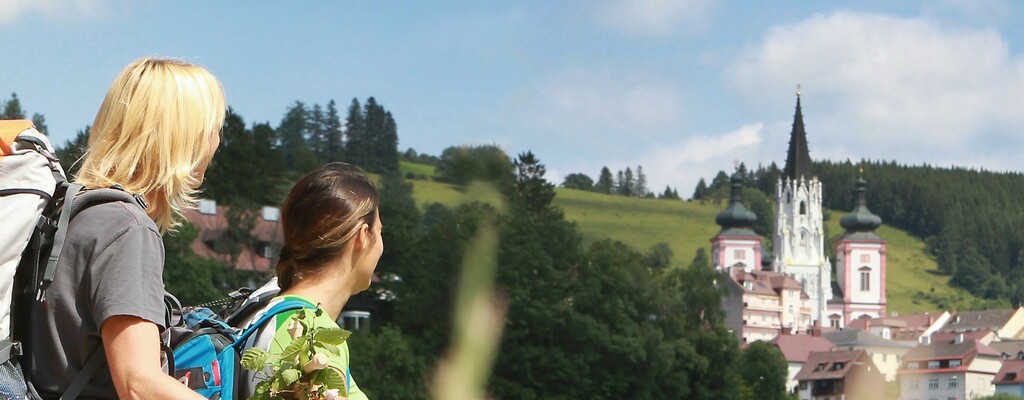 Pilgern an der Via Sacra mit Blick auf Mariazell