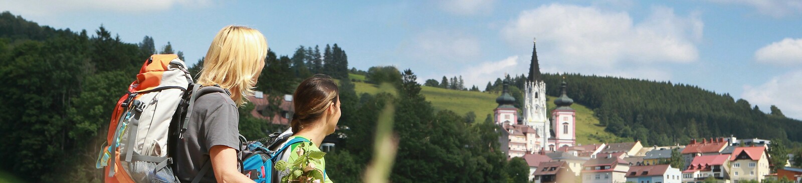 Pilgern an der Via Sacra mit Blick auf Mariazell