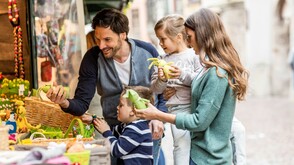 Familie-am-Ostermarkt-in-Innsbruck_Innsbruck-Tourismus_Daniel-Zangerl-eye