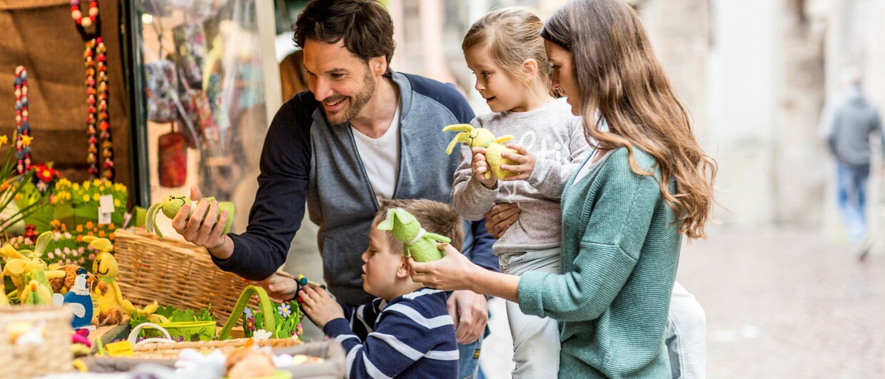 Familie-am-Ostermarkt-in-Innsbruck_Innsbruck-Tourismus_Daniel-Zangerl-eye