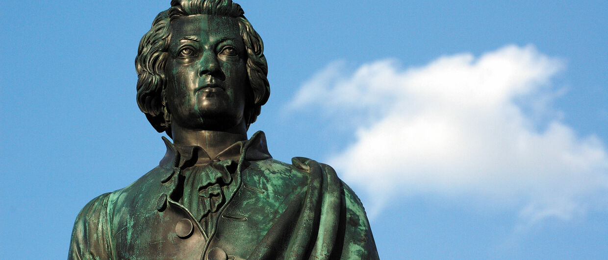 Mozartův pomník na náměstí Mozartplatz v centru salcburského Starého Města