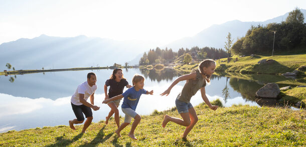 Familie am Wolfsee in Serfaus-Fiss-Ladis