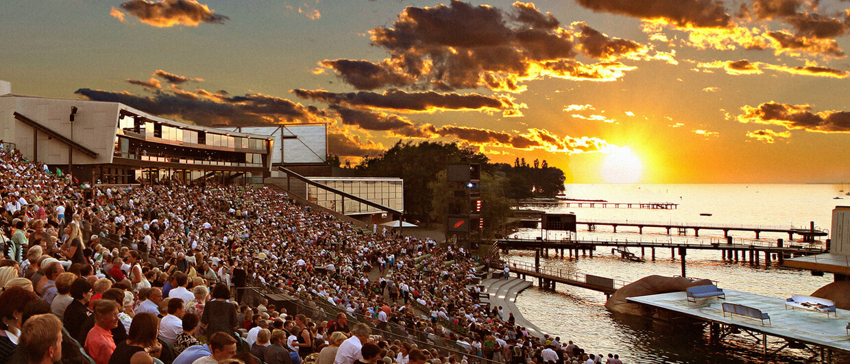 Publikum auf der Seebühne Bregenzer Festspiele