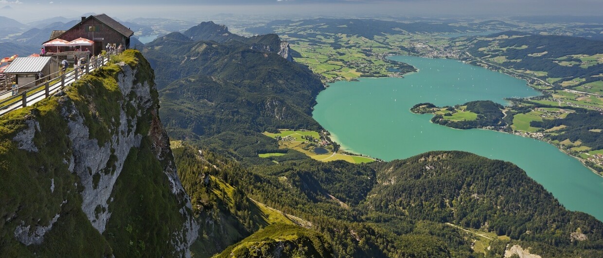 Blick vom Schafberg auf die Himmelspfortenhütte und den Mondsee