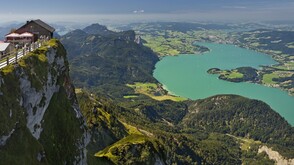 Blick vom Schafberg auf die Himmelspfortenhütte und den Mondsee