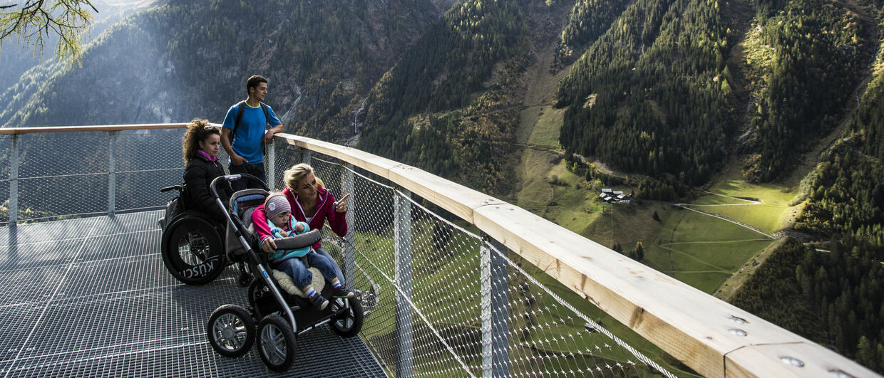 Barrierefrei: die Aussichtsplattform "Adlerblick" hoch über Feichten