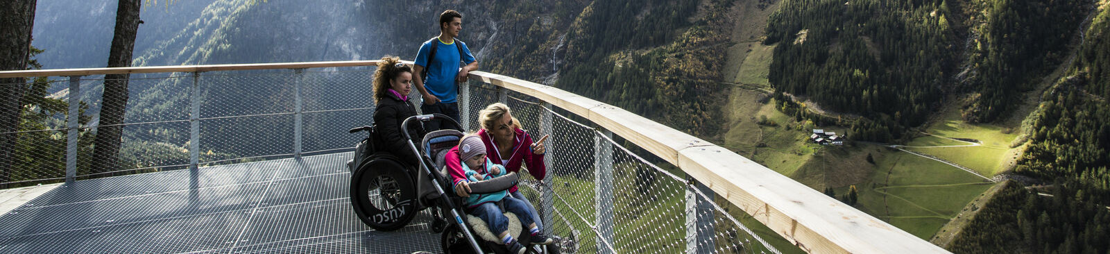 Barrierefrei: die Aussichtsplattform "Adlerblick" hoch über Feichten
