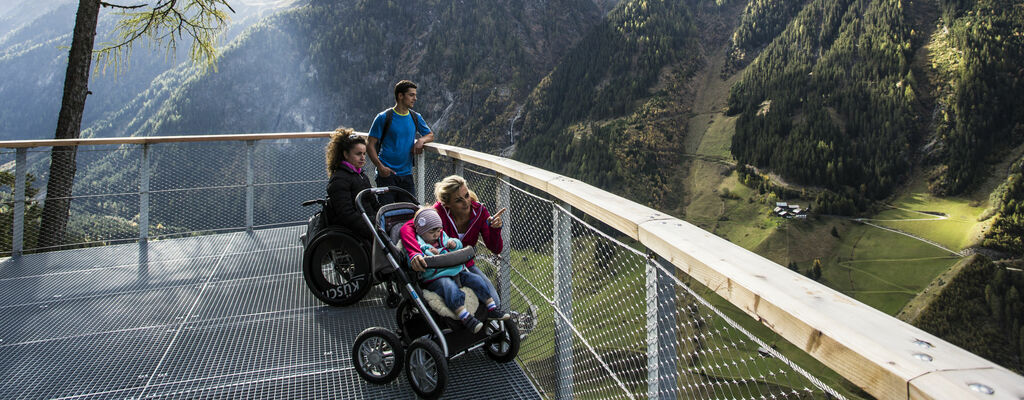 Barrierefrei: die Aussichtsplattform "Adlerblick" hoch über Feichten