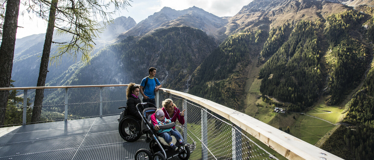 Barrierefrei: die Aussichtsplattform "Adlerblick" hoch über Feichten
