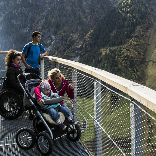 Barrierefrei: die Aussichtsplattform "Adlerblick" hoch über Feichten