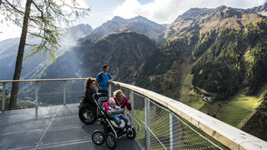 Barrierefrei: die Aussichtsplattform "Adlerblick" hoch über Feichten
