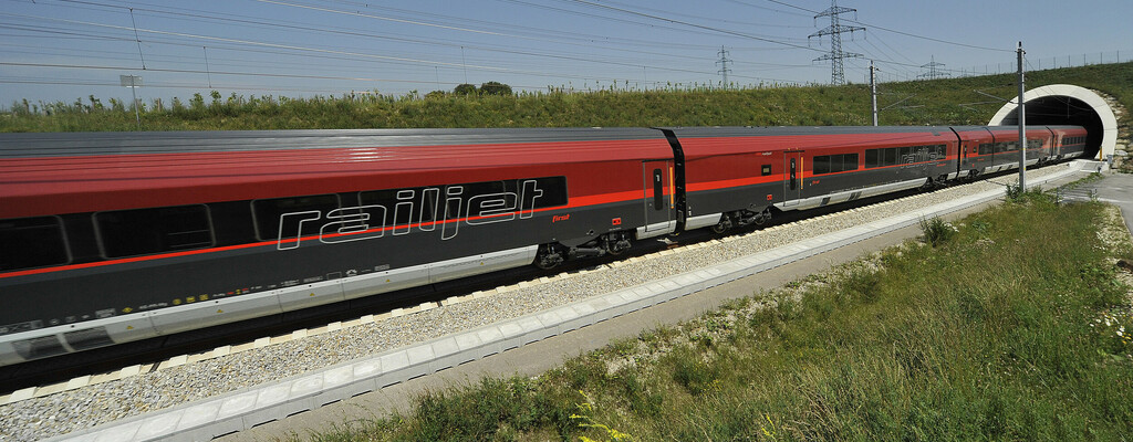 OeBB-Railjet_c_OeBB_Robert-Deopito