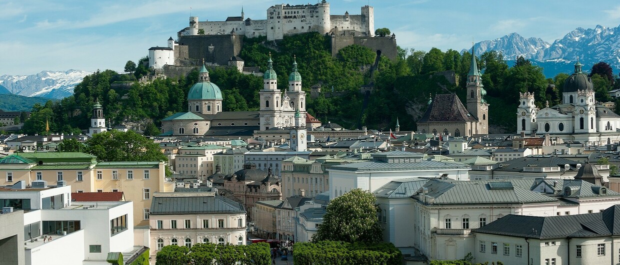Stadt Salzburg - Mirabellgarten mit Blick auf die Festung Hohensalzburg