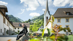 Propstei St. Gerold Pater Kolumban im Garten