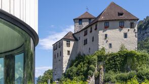 Pohled z Montforthausu na hrad Schattenburg