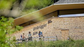 Genuss in alpin-modernem Ambiente: die Umbrüggler Alm oberhalb von Innsbruck
