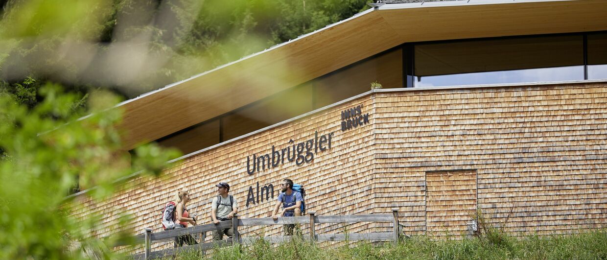 Genuss in alpin-modernem Ambiente: die Umbrüggler Alm oberhalb von Innsbruck