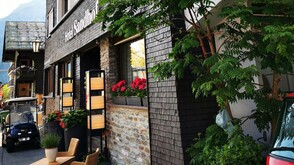 Plaudern und Genießen am "Dorftisch" des Hotel Sandhof in Lech