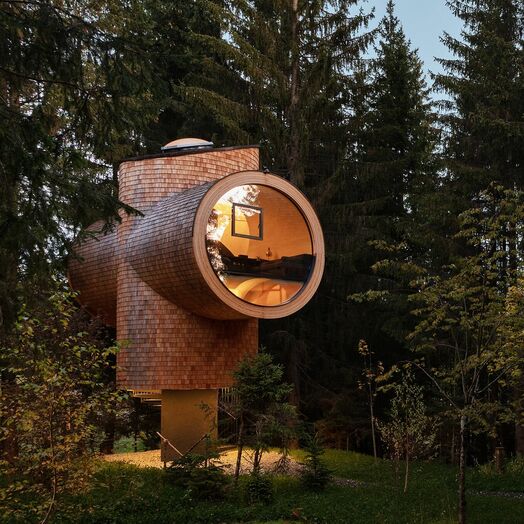 In Baumhäusern mit origineller Architektur übernachten Gäste nahe des Wirtshauses Steirereck am Pogusch in der Steiermark.