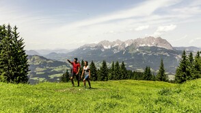 Wandern mit Blick auf den Wilden Kaiser
