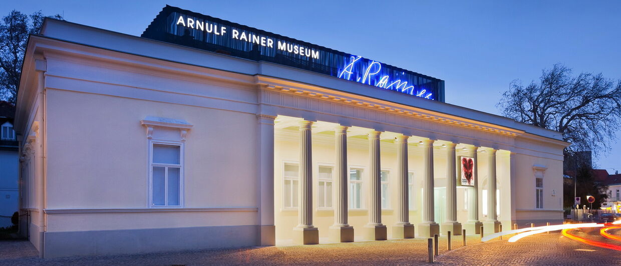 Muzeum Arnulfa Rainera se nachází v budově bývalých ženských lázní, která byla postavena v roce 1821.