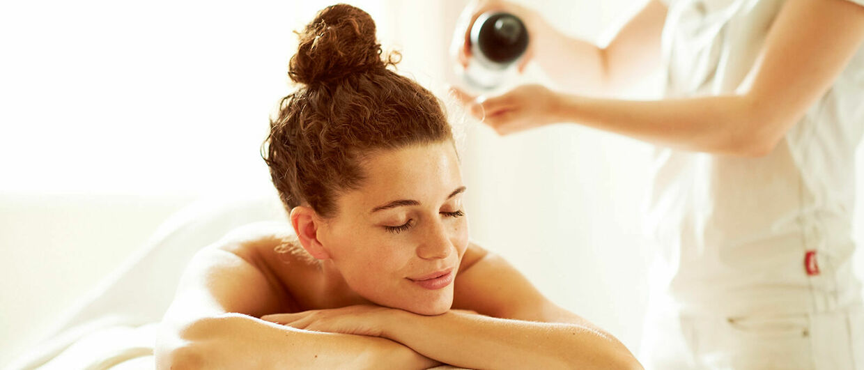Massage avec huile << Tiroler Steinöl >>