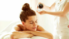 Massage avec huile << Tiroler Steinöl >>
