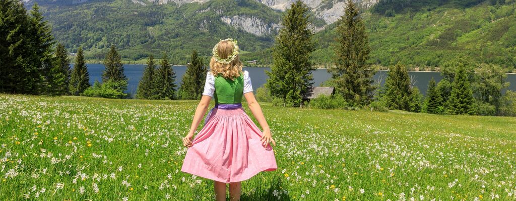 Rosafarbener Rock, grüner Leib mit lila Schürze: Merkmale des Ausseer Dirndls