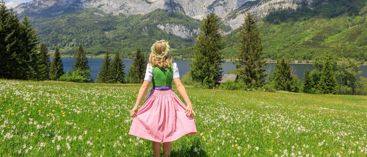 Rosafarbener Rock, grüner Leib mit lila Schürze: Merkmale des Ausseer Dirndls