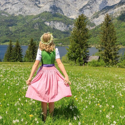Rosafarbener Rock, grüner Leib mit lila Schürze: Merkmale des Ausseer Dirndls