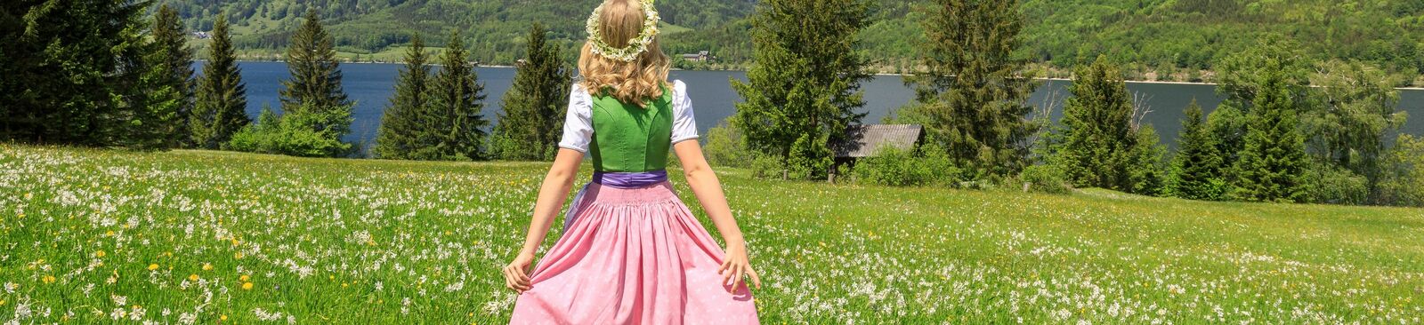 Rosafarbener Rock, grüner Leib mit lila Schürze: Merkmale des Ausseer Dirndls